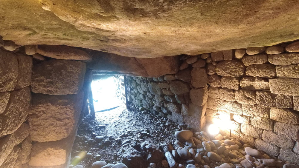 綿貫観音山古墳を見学。復元された石室の中に入り古代へタイムスリップ。