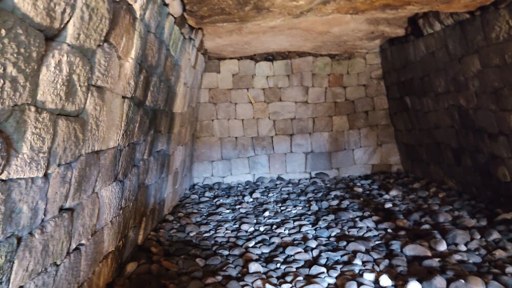 綿貫観音山古墳を見学。復元された石室の中に入り古代へタイムスリップ。